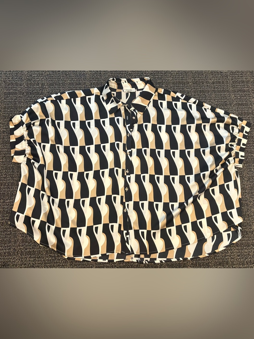 eesome Black White and Gold Geometric Print Button-Down Blouse
